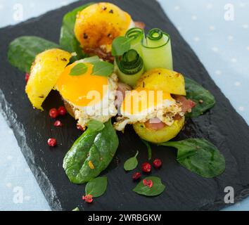 Hamburgers de pommes de terre avec œuf de caille Banque D'Images