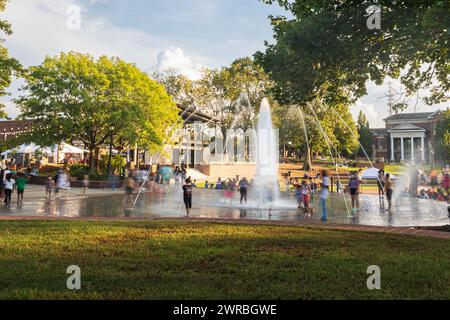 Duluth, GA / USA – 11 août 2023 : les enfants et les familles jouent et s’éclaboussent dans une immense fontaine pour se rafraîchir par une chaude journée d’été, le 11 août 2023 à Duluth. Banque D'Images