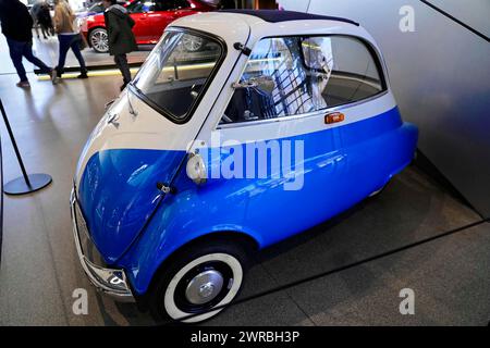 Une petite voiture classique bleue et blanche présentée dans un hall d'exposition, BMW WELT, Munich, Allemagne Banque D'Images