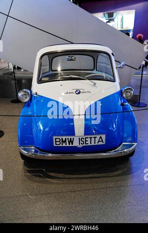 Un modèle historique de voiture BMW Isetta bleu et blanc dans un hall d'exposition, BMW WELT, Munich, Allemagne Banque D'Images