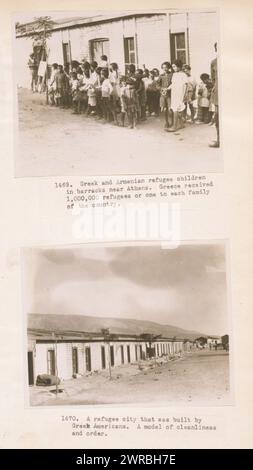 Enfants réfugiés grecs et arméniens dans des casernes près d'Athènes. La Grèce a accueilli 1 000 000 réfugiés, soit un pour chaque famille dans le pays Une ville de réfugiés qui a été construite par les Grecs-Américains. Un modèle de propreté et d'ordre., photographies montrent des enfants grecs et arméniens, probablement d'Anatolie, debout à l'extérieur de casernes et une vue de la caserne le long d'une rue, près d'Athènes, Grèce., charpentier, Frank G. (Frank George), 1855-1924, photographe, 1923., Guerre gréco-turque, 1921-1922, réfugiés, Grèce, estampes argentées gélatineuses, 1920-1930., portraits de groupe, 1920-1930, Portrait Photographs, 1920-1930 Banque D'Images