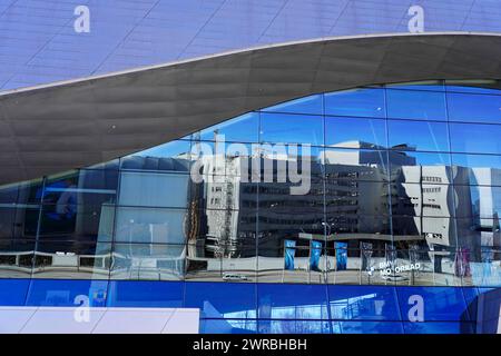 Façade en verre d'un bâtiment moderne qui reflète les structures environnantes, BMW WELT, Munich, Allemagne Banque D'Images