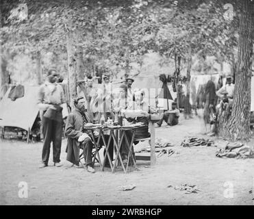 Bealeton, Virginie. Mess des officiers de l'armée du Potomac de la compagnie d, 93d New York Infantry, O'Sullivan, Timothy H., 1840-1882, photographe, 1863 août, États-Unis, histoire, Guerre de Sécession, 1861-1865, négatifs verre, 1860-1870, stéréographies, 1860-1870, 1 négatif : verre, stéréographe, collodion humide, 4 x 10 po Banque D'Images