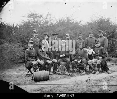 Genl's Franklin, Slocum, Barry, Newton, et ses amis, la photographie montre un portrait de groupe pris à Cumberland Landing, en Virginie. Assis : Col. Joseph J. Bartlett (anciennement identifié comme Andrew A. Humphreys), Henry Slocum, Wm. B. Franklin, Wm. F. Barry et John Newton. Officiers debout non identifiés. Enfant afro-américain assis devant. Photographie du principal théâtre de guerre oriental, la campagne péninsulaire, mai-août 1862., Gibson, James F., 1828-, photographe, 14 mai 1862., États-Unis, histoire, guerre civile, 1861-1865, négatifs en verre, 1860-1870, stéréographies, 1860-1870 Banque D'Images