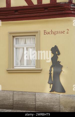 Mur de maison avec figure à l'historique Malerwinkelhaus construit en 1774 et musée, figure féminine, dame, silhouette, nom de ruelle, numéro de maison, 2 Banque D'Images