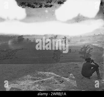 Antietam, Md. Champ de bataille le jour de la bataille, photo, probablement prise dans l'après-midi du 18 septembre (le lendemain de la bataille), montre un homme avec des jumelles sur la colline devant le quartier général de McClellan regardant vers Antietam Creek. La fumée provient des feux de camp, et l'unité d'artillerie inactive est considérée comme la division du 5e corps du général Andrew A. Humphreys. Photographie du principal théâtre oriental de la guerre, bataille d'Antietam, septembre-octobre 1862., Gardner, Alexander, 1821-1882, photographe, 17 septembre 1862 i.e. 18., États-Unis, histoire, Guerre civile Banque D'Images