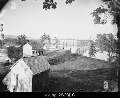 Berlin (maintenant Brunswick), Md. Pont flottant et ruines du pont de pierre ; une autre vue, photographie du principal théâtre oriental de la guerre, bataille d'Antietam, septembre-octobre 1862., Gardner, Alexander, 1821-1882, photographe, 1862 octobre., États-Unis, histoire, guerre civile, 1861-1865, transport, négatifs en verre, 1860-1870, stéréographies, 1860-1870, 1 négatif : verre, stéréographe, collodion humide, 4 x 10 pouces Banque D'Images