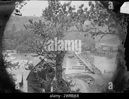 Jericho Mills, Virginie. Pont flottant en toile à travers la North Anna, construit par le 50th New York Engineers, où le 5th corps sous Gen. Warren traverse. Vue en aval de la rive nord, O'Sullivan, Timothy H., 1840-1882, photographe, 1864 May 24., États-Unis, histoire, Guerre de Sécession, 1861-1865, négatifs verre, 1860-1870, stéréographies, 1860-1870, 1 négatif : verre, stéréographe, collodion humide, 4 x 10 po Banque D'Images