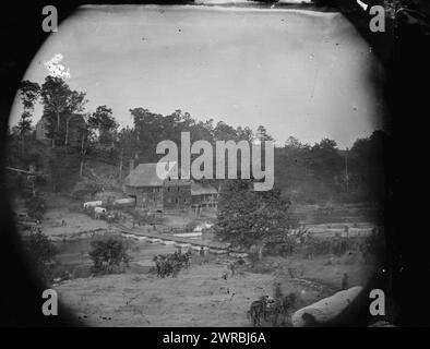 Jericho Mills, Virginie. Train de munitions du 5e corps traversant la rivière North Anna, sur un pont flottant en toile construit par les ingénieurs du 50e N.Y.V. O'Sullivan, Timothy H., 1840-1882, photographe, 1864 May 24., États-Unis, histoire, Guerre de Sécession, 1861-1865, négatifs verre, 1860-1870, stéréographies, 1860-1870, 1 négatif : verre, stéréographe, collodion humide, 4 x 10 po Banque D'Images