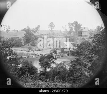 Jericho Mills, Virginie. Regardant vers le haut de la rivière North Anna depuis la rive sud, pont ponton en toile et train ponton sur la rive opposée, 24 mai 1864, O'Sullivan, Timothy H., 1840-1882, photographe, 1864 mai., États-Unis, histoire, guerre civile, 1861-1865, négatifs en verre, 1860-1870., stéréographies, 1860-1870, négatifs en verre, 1860-1870, 1 négatif (2 plaques) : verre, stéréographe, collodion humide Banque D'Images