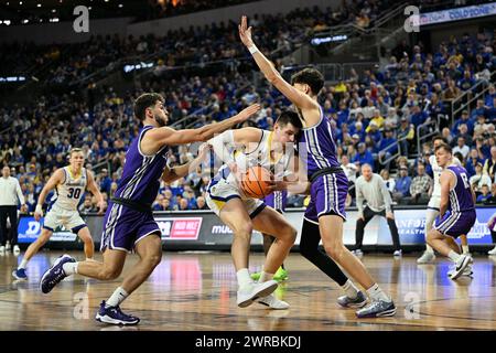 L'attaquant des Jackrabbits du Dakota du Sud, Luke appel (13 ans), se dirige vers le panier lors d'une demi-finale de basket-ball masculin de la NCAA entre l'Université de la réussite Thomas-Minnesota Tommies et les Jackrabbits de l'État du Dakota du Sud lors des championnats de la Summit League au Denny Sanford PREMIERE Center à Sioux Falls, Dakota du Sud, le lundi 11 mars 2024. Russell Hons/CSM Banque D'Images