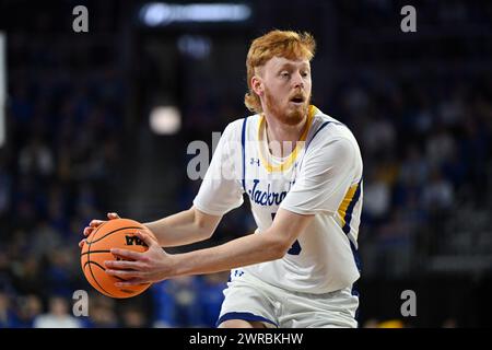 L'attaquant des Jackrabbits du Dakota du Sud, Nate Barnhart (5), gère le ballon lors d'une demi-finale de basket-ball masculin de la NCAA entre l'Université des préparées Thomas-Minnesota Tommies et les Jackrabbits de l'État du Dakota du Sud lors des championnats de la Summit League au Denny Sanford PREMIERE Center à Sioux Falls, Dakota du Sud, le lundi 11 mars 2024. Russell Hons/CSM Banque D'Images