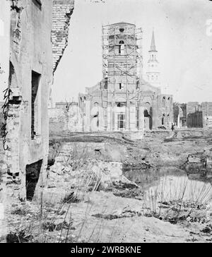 Charleston, Caroline du Sud. Ruines de l'église circulaire, fabriqué Église Philips au loin, 1865 avril., États-Unis, histoire, Guerre civile, 1861-1865, négatifs verre, 1860-1870., stéréographies, 1860-1870, négatifs en verre, 1860-1870, 1 négatif (2 plaques) : verre, stéréographe, collodion humide Banque D'Images