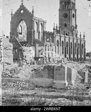 Charleston, Caroline du Sud. Cathédrale de. John et Finbar ; une autre vue, 1865., États-Unis, histoire, guerre civile, 1861-1865, négatifs en verre, 1860-1870., stéréographies, 1860-1870, négatifs en verre, 1860-1870, 1 négatif (2 plaques) : verre, stéréographe, collodion humide Banque D'Images