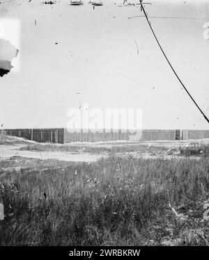 Charleston, Caroline du Sud (environs). Stockade sur l'île Morris où les prisonniers confédérés ont été enfermés sous le feu en représailles pour avoir placé des prisonniers fédéraux sous le feu à Charleston, 1865, États-Unis, histoire, Guerre de Sécession, 1861-1865, négatifs verre, 1860-1870., stéréographies, 1860-1870, négatifs en verre, 1860-1870, 1 négatif (2 plaques) : verre, stéréographe, collodion humide Banque D'Images