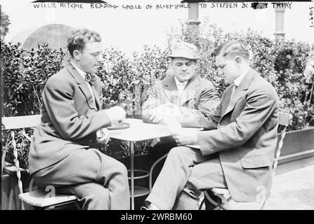 Willie Ritchie lisant le câble d'acceptation à Steffen & Thiry, photo montre Willie Richie (né Gerhardt Anthony Steffen) qui a été champion du monde de boxe légère de 1912 à 1914. En 1914, il a navigué pour Londres pour affronter le champion britannique des poids légers Freddie Welsh., entre CA. 1910 et env. 1915, négatifs en verre, 1 négatif : verre Banque D'Images