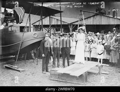 Porte, Hallett, Curtiss, Miss Masson, au lancement de 'America', la photographie montre le baptême et le lancement de l'avion Curtiss Model H Flying Boat 'America' le 22 juin 1914 à Hammondsport, New York. De gauche à droite, les aviateurs John Cyril porte, George E.A. Hallett, le constructeur Glenn Curtiss et Katherine Masson., 22 juin 1914, Glass négatifs, 1 négatif : Glass Banque D'Images