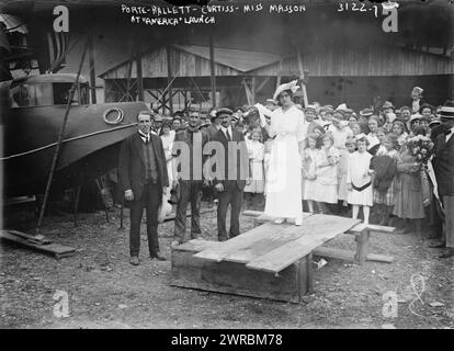 Porte, Hallett, Curtiss, Miss Masson, au lancement de 'America', la photographie montre le baptême et le lancement de l'avion Curtiss Model H Flying Boat 'America' le 22 juin 1914 à Hammondsport, New York. De gauche à droite, les aviateurs John Cyril porte, George E.A. Hallett, le constructeur Glenn Curtiss et Katherine Masson., 22 juin 1914, Glass négatifs, 1 négatif : Glass Banque D'Images