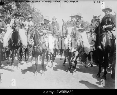 Armée du Salut, Londres, Cowboys sous Major Bourne, photographie montre des cow-boys qui étaient probablement dans la procession au Grand Congrès international de l'Armée du Salut, Londres, 13 juin 1914., 1914 juin 13, Londres, négatifs en verre, 1 négatif : verre Banque D'Images