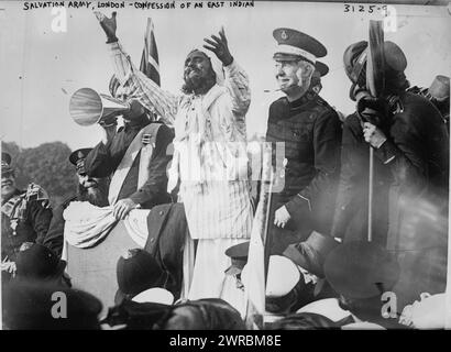 Armée du Salut, Londres, confession d'un Indien de l'est, photographie montrant un Indien de l'est et à sa droite, Bramwell Booth, général de l'Armée du Salut, au Grand Congrès international de l'Armée du Salut, Londres, juin 1914., 1914 juin, négatifs en verre, 1 négatif : verre Banque D'Images