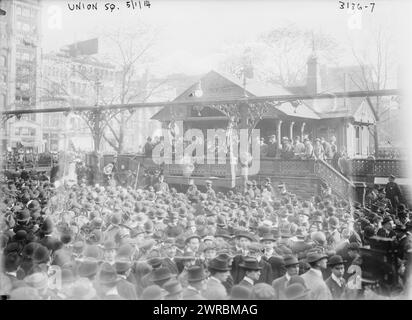 Union Sq., 5/1/14, photographie montre une manifestation socialiste et syndicale célébrant la Journée internationale du travail (jour de mai) à Union Square, New York City, 1er mai 1914., 1914 1er mai, Union Sq, négatifs en verre, 1 négatif : verre Banque D'Images