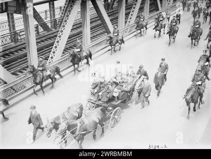 Navy Funeral, sur le pont de Manhattan, la photographie montre le cortège funéraire traversant le pont de Manhattan, New York, pendant la procession devant le National Memorial Service le 11 mai 1914 en l'honneur des marins et des marines qui ont été tués à Veracruz, au Mexique pendant la Révolution mexicaine. Le président Woodrow Wilson (à gauche) et le maire John Purroy Mitchel (1879-1918) (à droite) sont assis dans la voiture., 1914 mai 11, négatifs en verre, 1 négatif : verre Banque D'Images