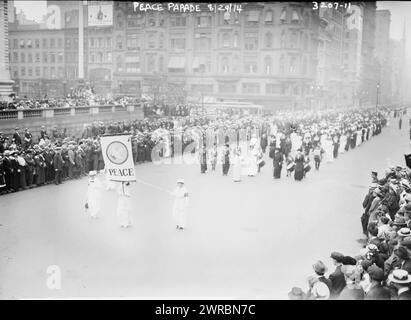 Peace Parade, photographie montre la parade de la paix des femmes sur la Cinquième Avenue à New York le 29 août 1914, peu après le début de la première Guerre mondiale, 1914 août 29, négatifs en verre, 1 négatif : verre Banque D'Images