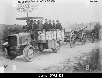 French Siege Gun & Motor Tractor, photographie montre des soldats français dans un tracteur à moteur qui tire un gros canon le long de la route au début de la première Guerre mondiale, entre env. 1914 et env. 1915, Guerre mondiale, 1914-1918, négatifs en verre, 1 négatif : verre Banque D'Images