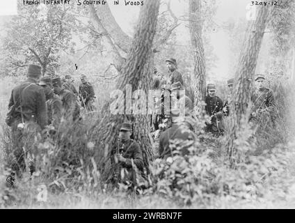 L'infanterie française en quête de repérage dans les bois, la photographie montre des soldats français dans les bois au début de la première Guerre mondiale, entre env. 1914 et env. 1915, Guerre mondiale, 1914-1918, négatifs en verre, 1 négatif : verre Banque D'Images