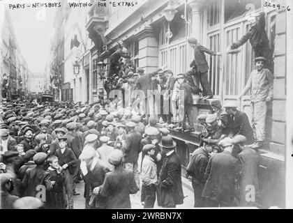 Paris, Newsboys en attente de 'Extras', photographie montre des newsboys en attente de nouvelles pendant le début de la première Guerre mondiale, Paris, France., entre CA. 1914 et env. 1915, Guerre mondiale, 1914-1918, négatifs en verre, 1 négatif : verre Banque D'Images