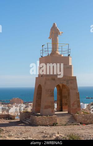 ALMERIA, ESPAGNE - 23 FÉVRIER 2024 Statue en marbre blanc du Sacré-cœur de Jésus sur l'une des plus belles vues panoramiques de la ville d'Almeria en Espagne Banque D'Images