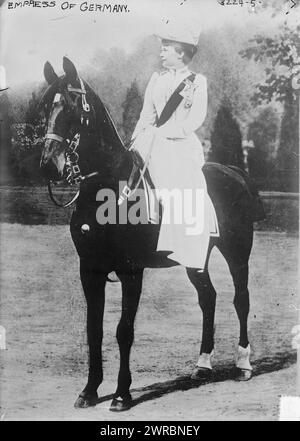Impératrice d'Allemagne, photographie montre Augusta Victoria de Schleswig-Holstein (1858-1921), la dernière impératrice allemande et épouse du Kaiser Guillaume II, sur un cheval., entre env. 1910 et env. 1915, négatifs en verre, 1 négatif : verre Banque D'Images