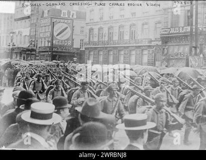 Bruxelles, Allemands traversant la place Charles Rogier, 20/08/14, photographie montrant des soldats allemands marchant dans une rue à Bruxelles, Belgique pendant la première Guerre mondiale, 1914 août 20, Guerre mondiale, 1914-1918, négatifs en verre, 1 négatif : verre Banque D'Images