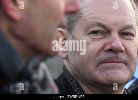 Rolf Mützenich Olaf Scholz und andere SPD-Politiker : auf der Spreetreppe zwischen Reichstag und Paul-Löbe-Haus haben SPD-Spitzenpolitiker aus Bund und Ländern einen Tag vor der Bundesversammlung zu einem Fototermin und einem Statement geladen. SPD-Fototermin vor Bundesversammlung *** Rolf Mützenich Olaf Scholz et d'autres politiciens du SPD sur les marches de Spree entre le Reichstag et la Maison Paul Löbe, Top SPD politiciens des gouvernements fédéral et des États invités à une séance de photos et une déclaration un jour avant l'Assemblée fédérale SPD séance de photos devant l'Assemblée fédérale Banque D'Images