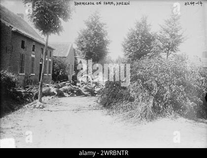 Barricade à la ferme, Haelen, photographie montre les conséquences de la bataille de Haelen qui a été menée par les armées allemande et belge le 12 août 1914 près de Haelen, Belgique pendant la première Guerre mondiale, 1914, Guerre mondiale, 1914-1918, négatifs en verre, 1 négatif : verre Banque D'Images