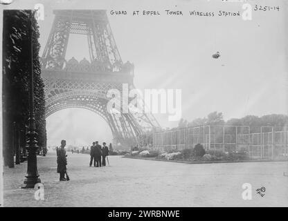 Garde à la Tour Eiffel, Station sans fil, la photographie montre un garde à la Tour Eiffel, à Paris, en France, pendant la première Guerre mondiale, entre env. 1914 et env. 1915, Guerre mondiale, 1914-1918, négatifs en verre, 1 négatif : verre Banque D'Images