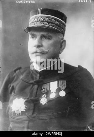 Gen. Joffre, photographie montre le général Joseph Jacques Césaire Joffre (1852-1931) qui fut le commandant de l'armée française de 1911 à 1916, pendant la première Guerre mondiale Joffre assistait au dévoilement du monument Lafayette à Prospect Park, Brooklyn, le 10 mai 1917., négatifs en verre, 1 négatif : verre Banque D'Images