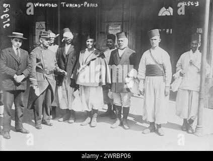 Turcos blessés à Paris, photographie montre des tirailleurs algériens (soldats d'infanterie) à Paris, France pendant la première Guerre mondiale, 1914, Guerre mondiale, 1914-1918, négatifs en verre, 1 négatif : verre Banque D'Images