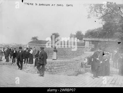 Tranchée et barricade à la porte de Paris, photographie montre des fortifications de tranchée et de barricade à Paris, France pendant la première Guerre mondiale, entre 1914 et 1918, Guerre mondiale, 1914-1918, négatifs en verre, 1 négatif : verre Banque D'Images