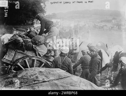 Convoi de Spahis à Frane le Port i.e., Francport, photographie montre un soldat de cavalerie légère d'Afrique du Nord (Spahis) à Francport, France pendant la première Guerre mondiale, 1914 Oct. 29, Guerre mondiale, 1914-1918, négatifs en verre, 1 négatif : verre Banque D'Images