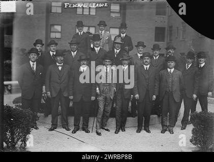 Officiels de la Ligue fédérale : (rangée du haut) Weeghman, W. Ward, Comstock ; (rangée du milieu) L. Goldman, R. Ward, Steininger, Gilmore, G. Ward, Schleunes, Walker, Robertson, George, Carroll ;(dernière ligne) Krause, ball, H. Goldman, Mullen, Rickart, Hanlon, Gates (baseball), 1914, négatifs en verre, 1 négatif : verre Banque D'Images