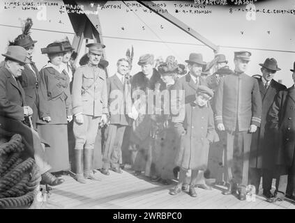 Départ de JASON : MRS Chas. Saltzman, MRS Lawton, Major Lawton, C.O. Laughlin, MRS L. Wood, MRS W. Draper, G. McAneny, G.R. Adamson, Lt. Com. C.E. Courtney, photographie montre des gens à bord de l'U.S.S. Jason qui a navigué de New York le 14 novembre 1914 transportant environ 6 millions de cadeaux pour les enfants de l'Europe qui ont été affectés par la première Guerre mondiale Les personnes représentées comprennent : MRS Leonard Wood, épouse du commandant de l'armée de l'est ; MRS W.K. Draper (Helen Fidelia Draper), chef de la section New-yorkaise de la Croix-Rouge ; George McAneny Banque D'Images