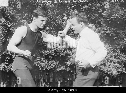 Al McCoy & Charlie Goldman, photographie montre le boxeur poids moyen Al McCoy (1894-1989) et Israel 'Charely' Goodman (1887-1968), son entraîneur., entre CA. 1910 et env. 1915, négatifs en verre, 1 négatif : verre Banque D'Images