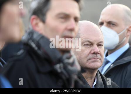 Rolf Mützenich Olaf Scholz und andere SPD-Politiker : auf der Spreetreppe zwischen Reichstag und Paul-Löbe-Haus haben SPD-Spitzenpolitiker aus Bund und Ländern einen Tag vor der Bundesversammlung zu einem Fototermin und einem Statement geladen. SPD-Fototermin vor Bundesversammlung *** Rolf Mützenich Olaf Scholz et d'autres politiciens du SPD sur les marches de Spree entre le Reichstag et la Maison Paul Löbe, Top SPD politiciens des gouvernements fédéral et des États invités à une séance de photos et une déclaration un jour avant l'Assemblée fédérale SPD séance de photos devant l'Assemblée fédérale Banque D'Images