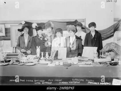 Harriet Post, Marie Canfield, Mlle Camilla Morgan, Catherine porter, Laura Canfield, Muriel Winthrop, et Margaret Andrews, photographie montre un groupe de femmes dont la suffragiste Camilla Morgan, au Belgian relief Shop, New York City pendant la première Guerre mondiale, 1914 décembre 12, Guerre mondiale, 1914-1918, Glass Negative, 1 négatif : verre Banque D'Images