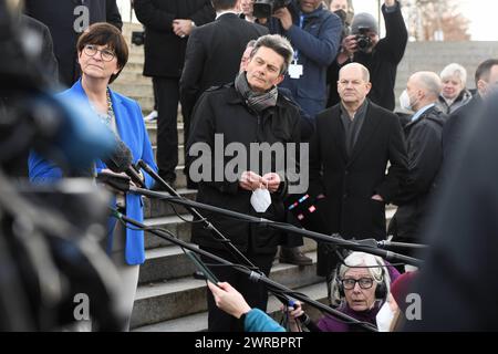 Saskia Esken Rolf Mützenich Olaf Scholz und andere SPD-Politiker : auf den Spreetreppen zwischen Reichstag und Paul-Löbe-Haus haben SPD-Spitzenpolitiker aus Bund und Ländern einen Tag vor der Bundesversammlung zu einem Fototermin und einem Déclaration geladen. SPD-Fototermin vor Bundesversammlung *** Saskia Esken Rolf Mützenich Olaf Scholz et d'autres politiciens du SPD sur les marches de Spree entre le Reichstag et la Maison Paul Löbe, les principaux politiciens du SPD des gouvernements fédéral et des États ont été invités à une séance de photos et à une déclaration un jour avant la séance de photos du SPD de l'Assemblée fédérale Banque D'Images