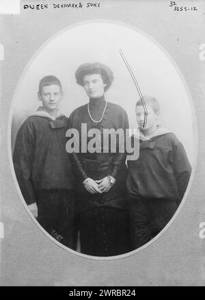 Reine du Danemark et fils, photographie montre Alexandrine Auguste de Mecklembourg-Schwerin (1879-1952), reine consort du roi Christian X de Danemark avec ses deux fils, Frédéric IX (1899-1972) qui était roi de Danemark (1947-1972) et Knud, prince héréditaire de Danemark (1900-1976)., entre env. 1910 et env. 1915, négatifs en verre, 1 négatif : verre Banque D'Images