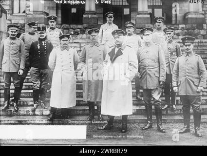 Von Hindenburg et son personnel, la photographie montre Paul von Hindenburg (1847-1934), un maréchal prussien-allemand et homme d'État., entre env. 1910 et env. 1915, négatifs en verre, 1 négatif : verre Banque D'Images