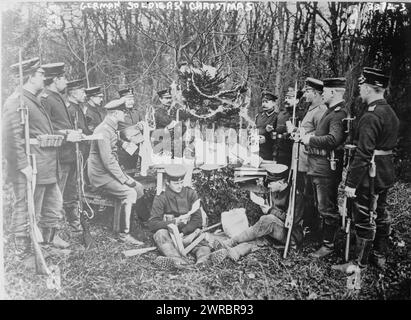 Noël du soldat allemand, photographie montre des soldats allemands rassemblés autour d'un arbre de Noël, à l'extérieur pendant la première Guerre mondiale, entre 1914 et CA. 1915, Guerre mondiale, 1914-1918, négatifs en verre, 1 négatif : verre Banque D'Images