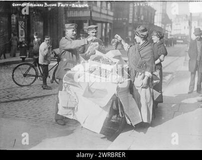 Soldats allemands achetant des fruits, Belgique, photographie montre des soldats allemands achetant des raisins à des femmes avec un chariot de rue en Belgique pendant la première Guerre mondiale, 1915 avril 13, Guerre mondiale, 1914-1918, négatifs en verre, 1 négatif : verre Banque D'Images